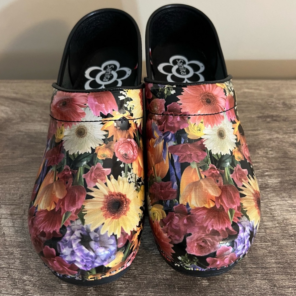 Sanita Patent Leather Floral Nursing Shoes Clogs EU SZ 36 Danish Tulips Daisies
